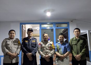 Pengurus PC LDII Kecamatan Tarik bersama Senkom Mitra Polri Kecamatan Tarik bersilaturahmi ke Pos Polisi di Desa Kramattemenggung, Kamis (14/5). Dok: LINES Sidoarjo.