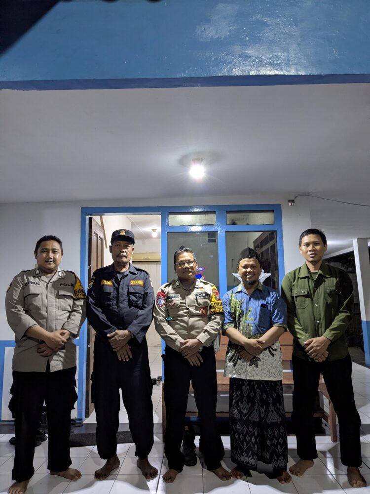Pengurus PC LDII Kecamatan Tarik bersama Senkom Mitra Polri Kecamatan Tarik bersilaturahmi ke Pos Polisi di Desa Kramattemenggung Kamis 145 Dok LINES Sidoarjo