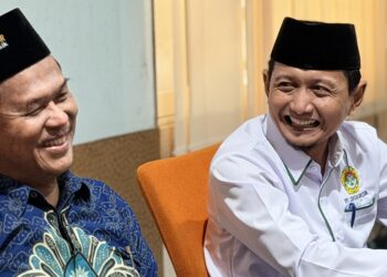 Ketua DPD LDII Gresik Khusnul Hamidi (kanan) berbincang dengan Ketua PD Muhammadiyah Gresik M Toha Maksum. Foto: LINES Gresik