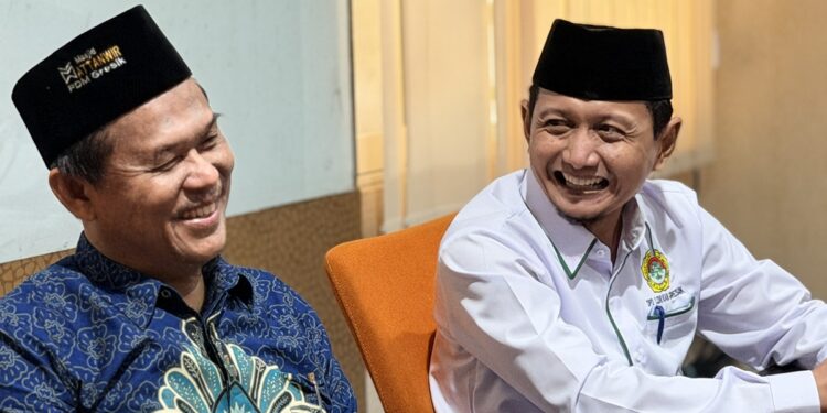 Ketua DPD LDII Gresik Khusnul Hamidi kanan berbincang dengan Ketua PD Muhammadiyah Gresik M Toha Maksum Foto LINES Gresik