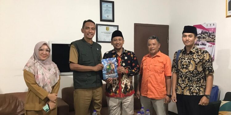 ldiijemberbersamadiskominfosandicahyonodiklatjurnalistik | LDII JAWA TIMUR Pengurus LDII Jember berkunjung ke Diskominfo untuk membahas rencana Diklat Jurnalistik bagi generasi muda guna meningkatkan literasi digital dan promosi potensi daerah Foto LINES Jember