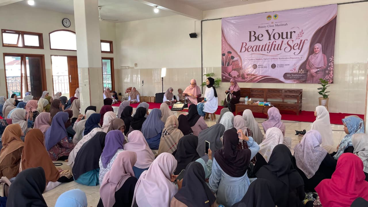 Puluhan pemudi mengikuti Beauty Class Muslimah yang digelar PC LDII Mojoroto