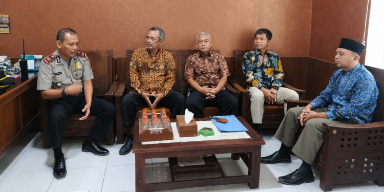 ldiipacitanaudiensidengankapolsek | LDII JAWA TIMUR Pengurus PC LDII Pacitan melakukan silaturahim dan koordinasi dengan Kapolsek Iptu Yuyun Krisna Foto LINES Pacitan
