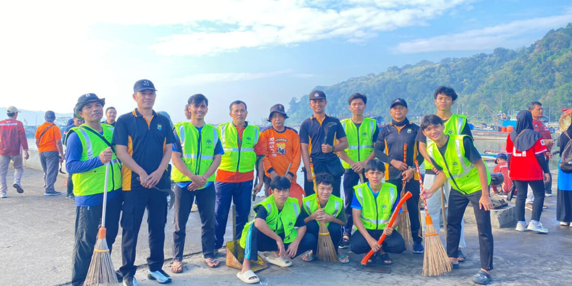 LDII Pacitan dan Senkom Mitra Polri turut serta dalam kerja bakti membersihkan kawasan Pelabuhan Tamperan Foto LINES Pacitan