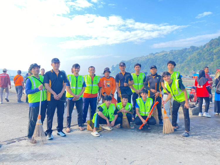LDII Pacitan dan Senkom Mitra Polri turut serta dalam kerja bakti membersihkan kawasan Pelabuhan Tamperan Foto LINES Pacitan
