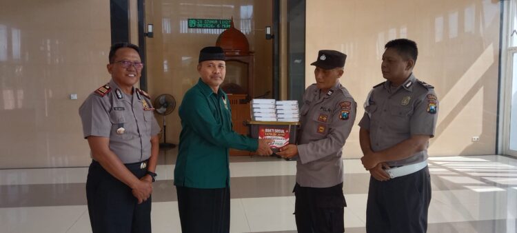 Kapolsek Glagah AKP Edi Jaka Supaat menyerahkan bantuan mushaf Al Quran kepada Takmir Masjid Baitul Jannah LDII Glagah dalam rangkaian HUT Bhayangkara Foto LINES Banyuwangi