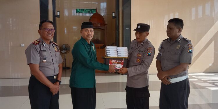 ldiiterimamushafalquranjelanghutbhayangkara | LDII JAWA TIMUR Kapolsek Glagah AKP Edi Jaka Supaat menyerahkan bantuan mushaf Al Quran kepada Takmir Masjid Baitul Jannah LDII Glagah dalam rangkaian HUT Bhayangkara Foto LINES Banyuwangi