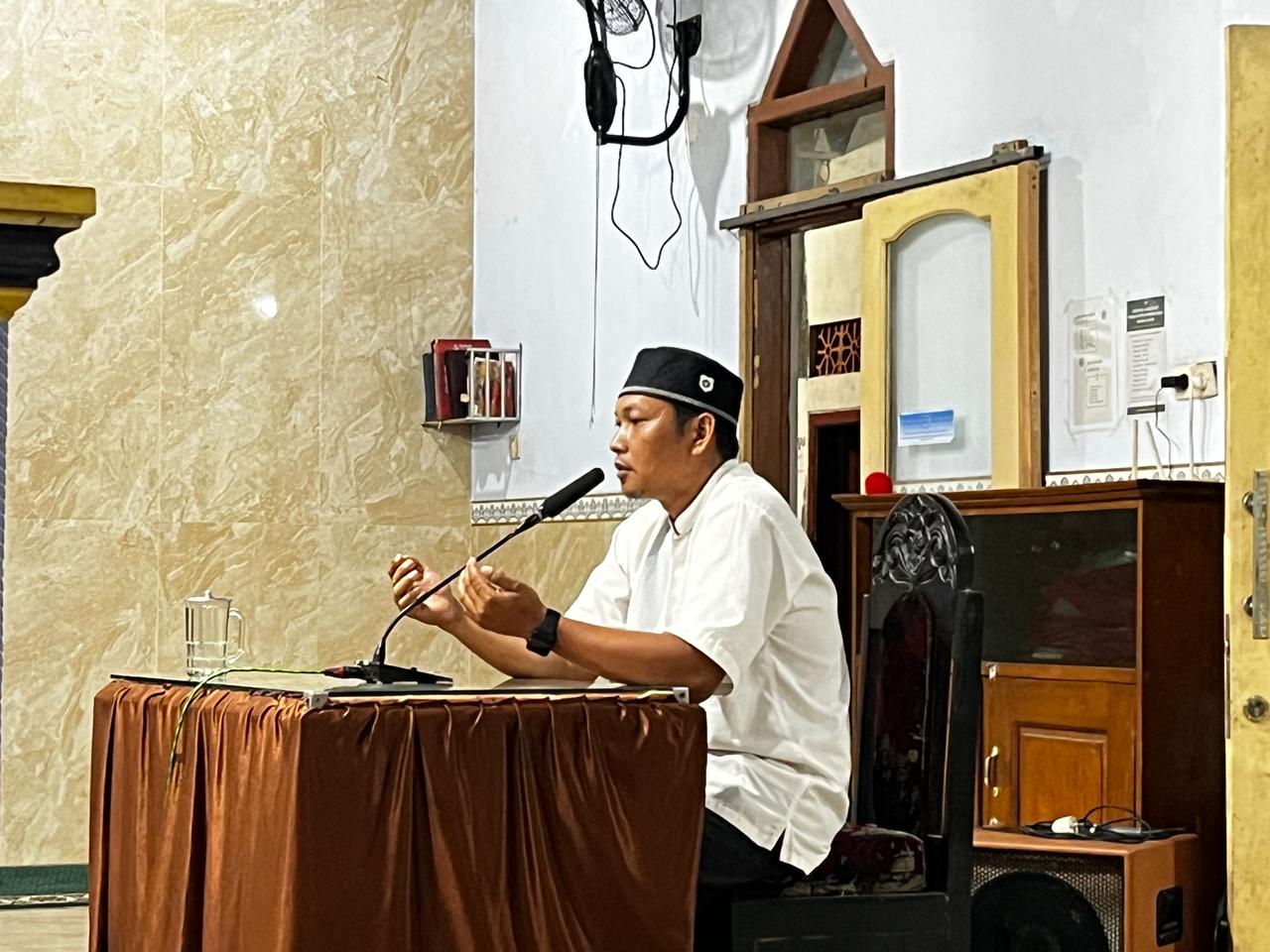 parenting jawa ldii mojoagung 2 | LDII JAWA TIMUR Wanhat PC LDII Mojoagung Indra Setiawan memaparkan filosofi Jawa tutur uwur dan sembur yang dinilainya tetap relevan sebagai pedoman pola asuh di tengah tantangan zaman Dok LINES Jombang