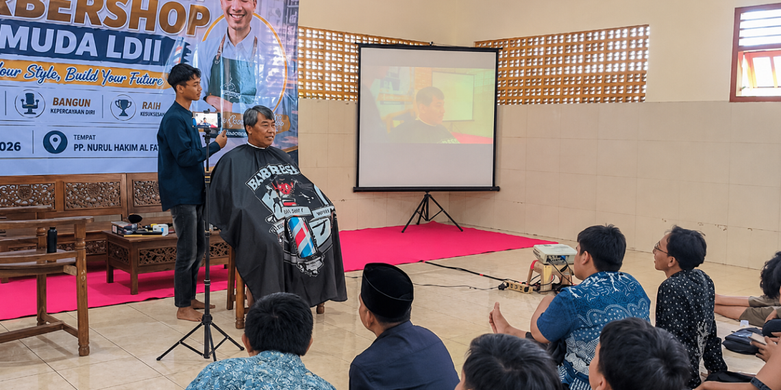 Pemuda LDII Mojoroto mengikuti pelatihan barber untuk meningkatkan keterampilan sebagai bekal menghadapi persaingan kerja dan membuka peluang usaha Minggu 286 Foto LINES Kediri