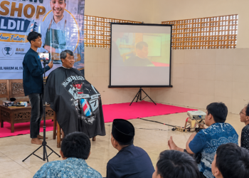 Pemuda LDII Mojoroto mengikuti pelatihan barber untuk meningkatkan keterampilan sebagai bekal menghadapi persaingan kerja dan membuka peluang usaha Minggu 286 Foto LINES Kediri