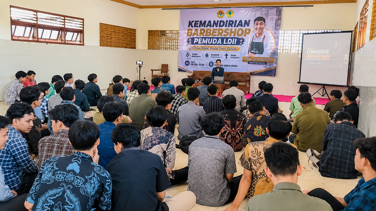 Peserta menyimak materi dalam pelatihan barber yang digelar PC LDII Mojoroto