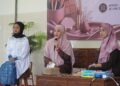 Make up artist Ida Sudarsono memberikan pembekalan teknik dasar tata rias kepada peserta Beauty Class Muslimah yang diselenggarakan PC LDII Mojoroto Minggu 286 Foto LINES Kediri