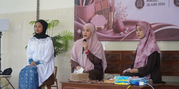 Make up artist Ida Sudarsono memberikan pembekalan teknik dasar tata rias kepada peserta Beauty Class Muslimah yang diselenggarakan PC LDII Mojoroto Minggu 286 Foto LINES Kediri