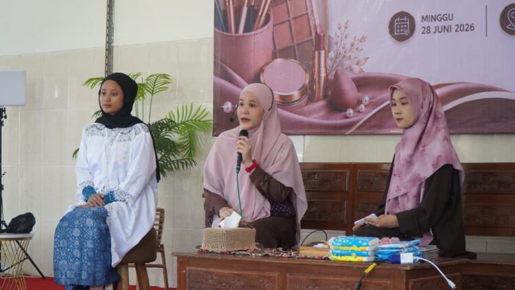 Make up artist Ida Sudarsono memberikan pembekalan teknik dasar tata rias kepada peserta Beauty Class Muslimah yang diselenggarakan PC LDII Mojoroto Minggu 286 Foto LINES Kediri