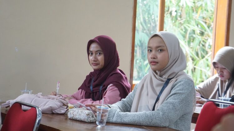 pesertapelatihanjurnalistikldiijember | LDII JAWA TIMUR Peserta menyimak materi pelatihan jurnalistik yang menekankan pentingnya verifikasi informasi sebelum dipublikasikan