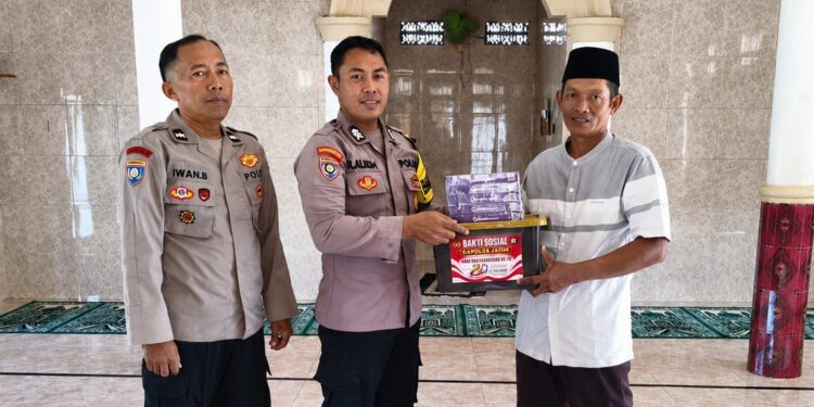Personel Polri menyerahkan bantuan sosial berupa mushaf Al Quran dan perlengkapan kebersihan Foto LINES Banyuwangi