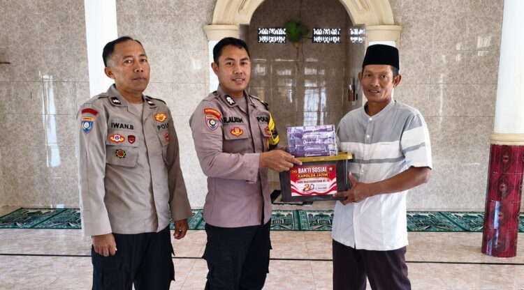 Personel Polri menyerahkan bantuan sosial berupa mushaf Al Quran dan perlengkapan kebersihan Foto LINES Banyuwangi