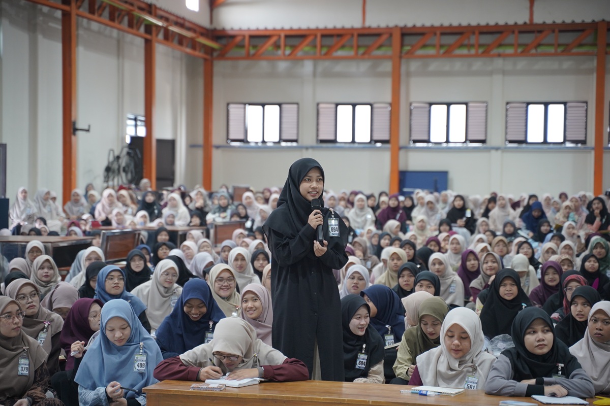 santriponpesalubaidahkertosononganjuk | LDII JAWA TIMUR Seorang santri bertanya dalam pembekalan wawasan kebangsaan bagi calon juru dakwah di Ponpes Al Ubaidah Kertosono