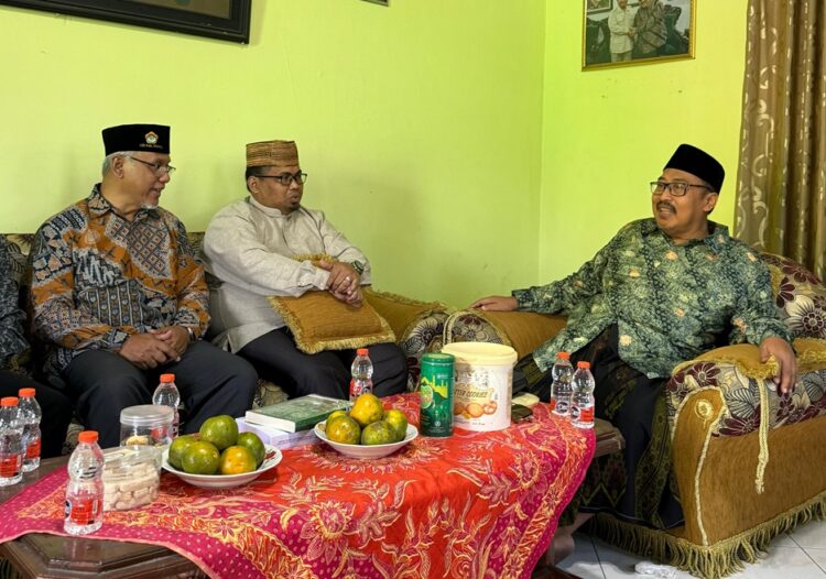 Dwi Pramono tengah bersama jajaran pengurus Kabupaten Malang LDII berdialog dengan Ketua PBNU KH Ahmad Fahrur Rozi