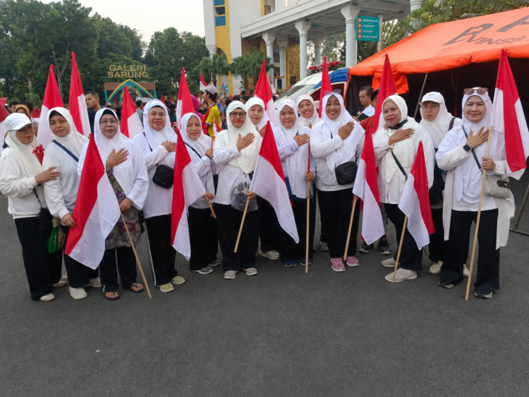 Warga LDII mengikuti Jalan Sehat Merah Putih