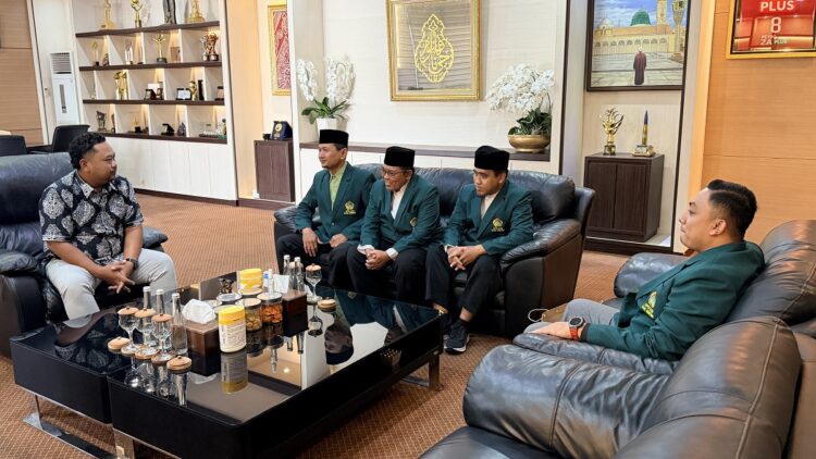 BupatiGresikterimasilaturahimpengurusLDII | LDII JAWA TIMUR Bupati Gresik Fandi Akhmad Yani menerima silaturahmi pengurus DPD LDII Kabupaten Gresik di Kantor Bupati Kamis 167 Foto LINES Gresik