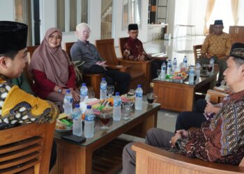 FKMTKediriSilaturahimdenganLDII | LDII JAWA TIMUR Jajaran FKMT Kabupaten Kediri berdiskusi dengan pengurus DPD LDII Kabupaten Kediri saat kunjungan silaturahim Senin 207 Foto LINES Kediri