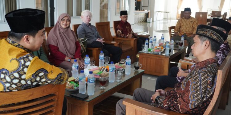 Jajaran FKMT Kabupaten Kediri berdiskusi dengan pengurus DPD LDII Kabupaten Kediri saat kunjungan silaturahim Senin 207 Foto LINES Kediri