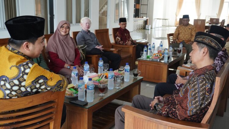 Jajaran FKMT Kabupaten Kediri berdiskusi dengan pengurus DPD LDII Kabupaten Kediri saat kunjungan silaturahim Senin 207 Foto LINES Kediri
