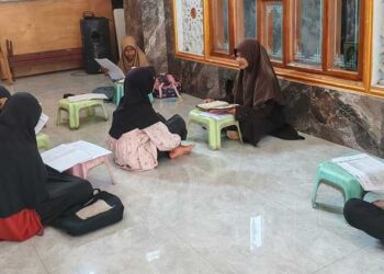 Santri mengikuti ujian membaca Al-Quran dalam rangkaian Imtihan TPQ Baitul Firdaus Amanah Insani sebagai evaluasi pembelajaran semester genap di Lamongan, Jumat (26/6). Foto: LINES Lamongan