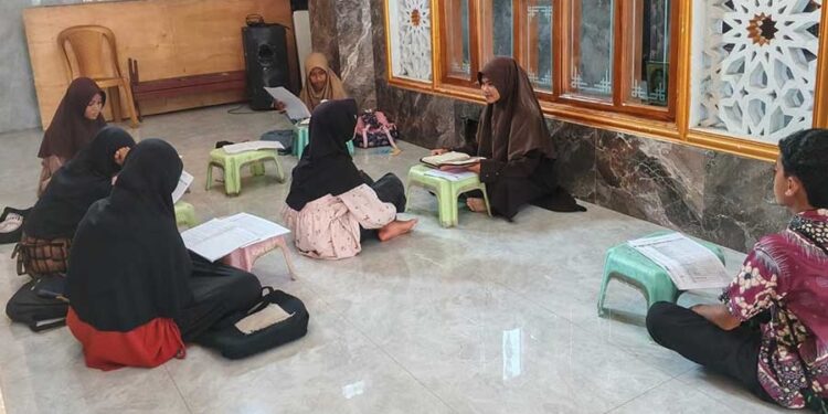 Santri mengikuti ujian membaca Al Quran dalam rangkaian Imtihan TPQ Baitul Firdaus Amanah Insani sebagai evaluasi pembelajaran semester genap di Lamongan Jumat 266 Foto LINES Lamongan
