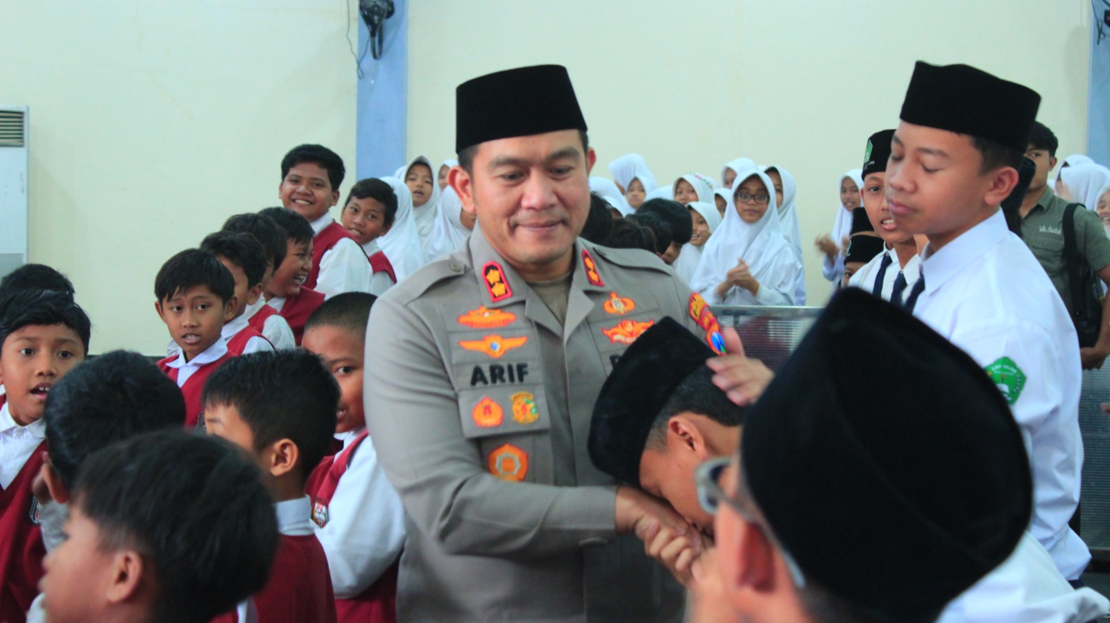 Kapolres Lamongan AKBP Arif Fazlurrahman menyapa santri dan siswa saat meninjau pelaksanaan pendidikan karakter di Pondok Pesantren Al Karim