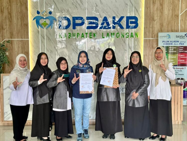 Wanita LDII Kabupaten Lamongan dan DP3AKB Kabupaten Lamongan menandatangani Perjanjian Kerja Sama PKS untuk memperkuat layanan pendampingan sosial bagi perempuan dan anak Rabu 2272026 Foto LINES Lamongan