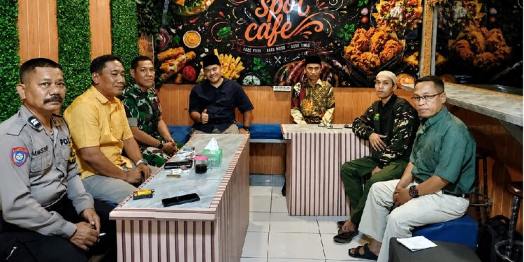 LDIIBalongbendoBersamaElemenMasyarakatPerkuatDeteksiDiniGangguanKeamanan | LDII JAWA TIMUR PC LDII Balongbendo menghadiri forum komunikasi bersama Babinsa Bhabinkamtibmas dan Pemerintah Desa Penambangan untuk memperkuat deteksi dini keamanan lingkungan Foto LINES Sidoarjo
