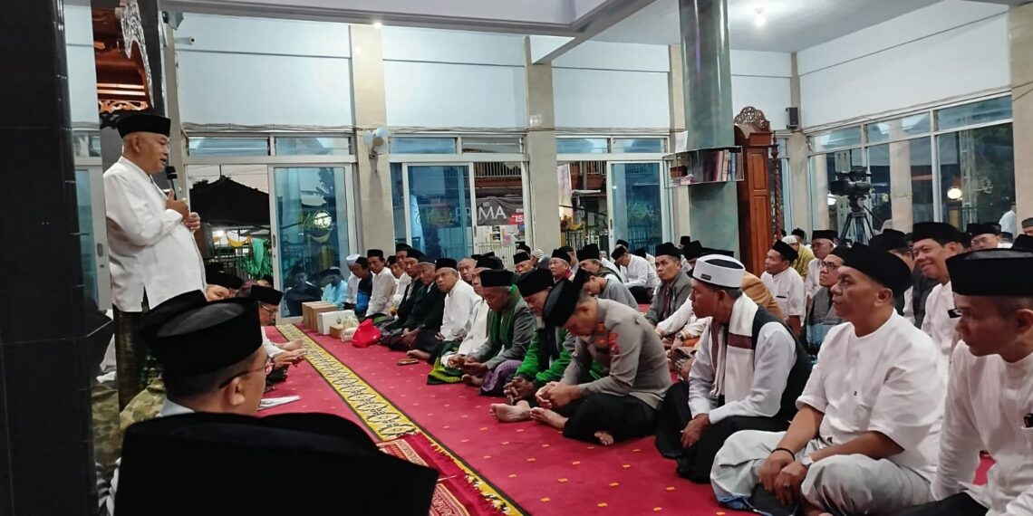 Bupati Malang M Sanusi memberikan sambutan dalam Program Sholat Subuh Keliling SULING di Masjid At Taqwa Jumat 37 Foto LINES Malang