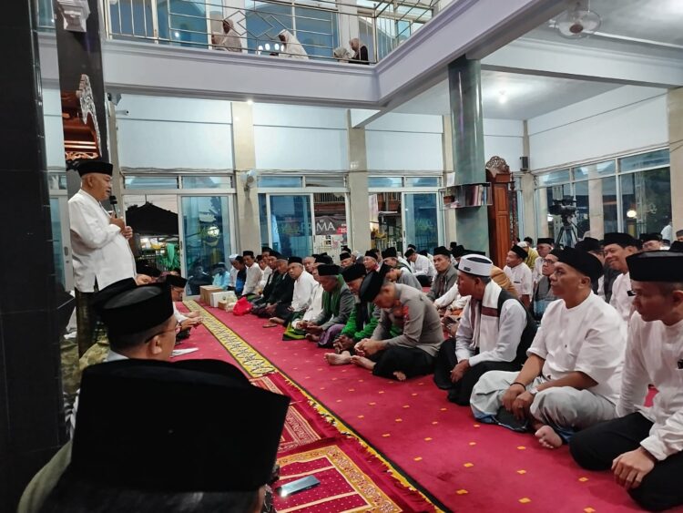 Bupati Malang M Sanusi memberikan sambutan dalam Program Sholat Subuh Keliling SULING di Masjid At Taqwa Jumat 37 Foto LINES Malang