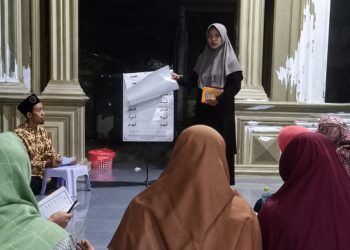 Pengajar TPQ dari berbagai kecamatan di Lamongan mengikuti sesi pembelajaran dalam Diklat Standardisasi Guru Al-Quran Metode Tilawati, Minggu (28/6). Foto: LINES Lamongan