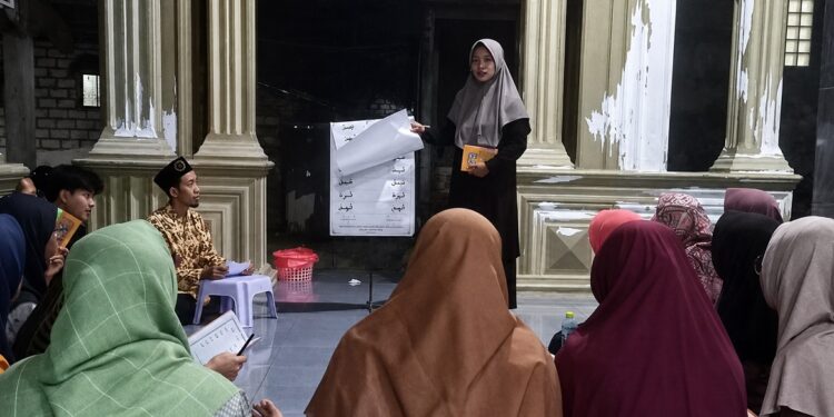 Pengajar TPQ dari berbagai kecamatan di Lamongan mengikuti sesi pembelajaran dalam Diklat Standardisasi Guru Al Quran Metode Tilawati Minggu 286 Foto LINES Lamongan