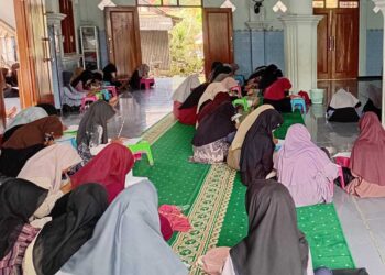 Mengisi liburan sekolah, remaja putri mengikuti pengajian thaharah yang diselenggarakan PC LDII Kecamatan Sukodadi di Masjid An Namiroh, Lamongan, Rabu (24/6/2026). Foto: LINES Lamongan