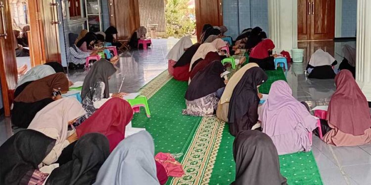 Mengisi liburan sekolah remaja putri mengikuti pengajian thaharah yang diselenggarakan PC LDII Kecamatan Sukodadi di Masjid An Namiroh Lamongan Rabu 2462026 Foto LINES Lamongan