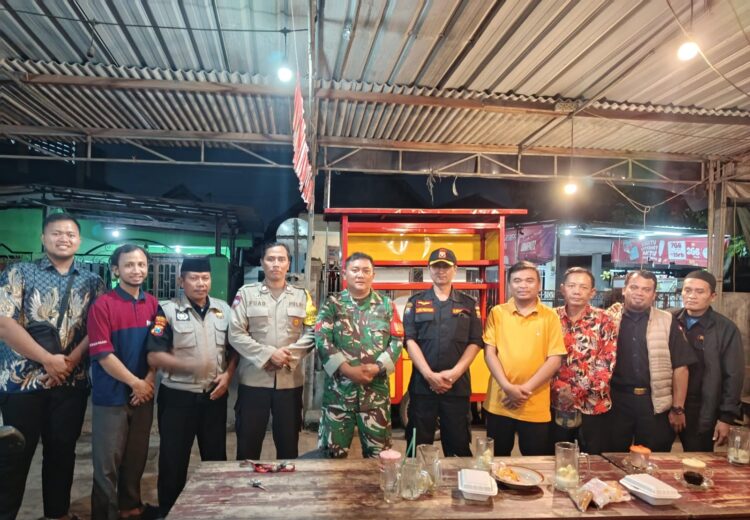 Pengurus PAC LDII Medaeng bersama Bhabinkamtibmas Babinsa dan Senkom Mitra Polri pada forum Ngopi Bareng di Desa Medaeng
