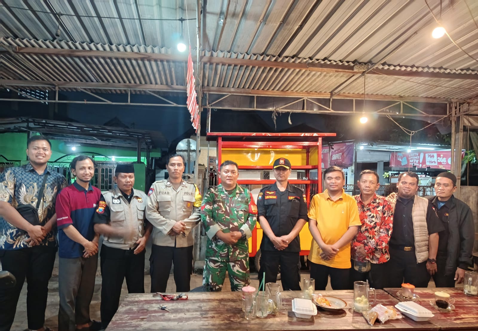 Pengurus PAC LDII Medaeng bersama Bhabinkamtibmas Babinsa dan Senkom Mitra Polri pada forum Ngopi Bareng di Desa Medaeng
