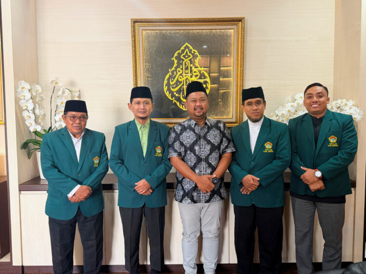 PengurusLDIIGresikBersamaBupati | LDII JAWA TIMUR Bupati Gresik Fandi Akhmad Yani dan pengurus DPD LDII Kabupaten Gresik berkomitmen memperkuat kolaborasi dalam pengembangan ekonomi syariah