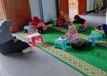 Munaqosah semester genap di TPQ An Namiroh menguji kemampuan santri melalui ujian tulis. Foto: LINES Lamongan