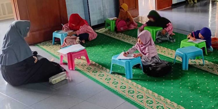 Munaqosah semester genap di TPQ An Namiroh menguji kemampuan santri melalui ujian tulis Foto LINES Lamongan