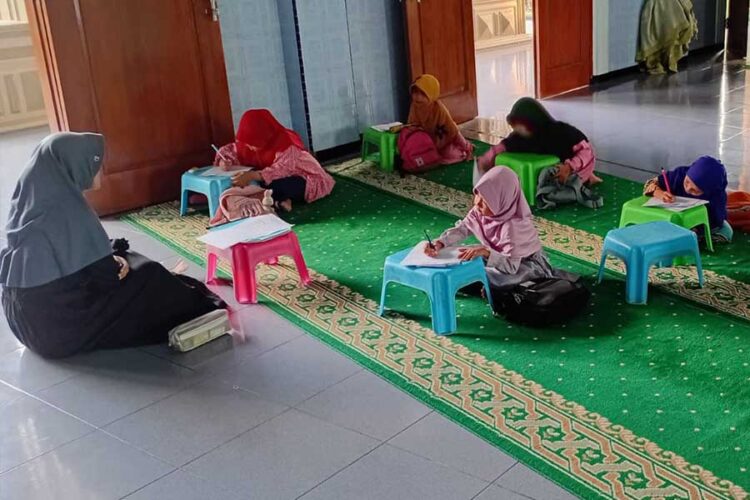 Munaqosah semester genap di TPQ An Namiroh menguji kemampuan santri melalui ujian tulis Foto LINES Lamongan