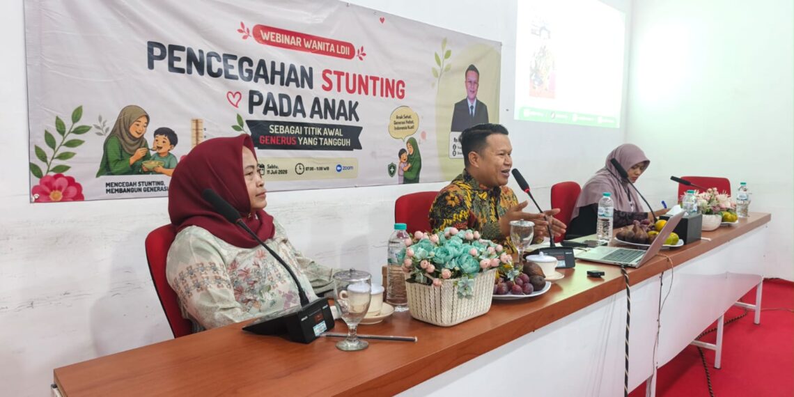 Praktisi Gizi Dinas Kesehatan Kabupaten Jombang Hafidz Mauludin memaparkan materi pencegahan stunting pada webinar LDII Jombang Sabtu 117 Foto LINES Jombang