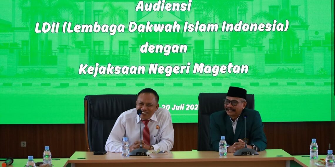 Kepala Kejaksaan Negeri Magetan Soekesto Ariesto kiri menerima audiensi DPD LDII Kabupaten Magetan di Gedung Serba Guna Kejari Magetan Senin 2072026 Foto LINES Magetan