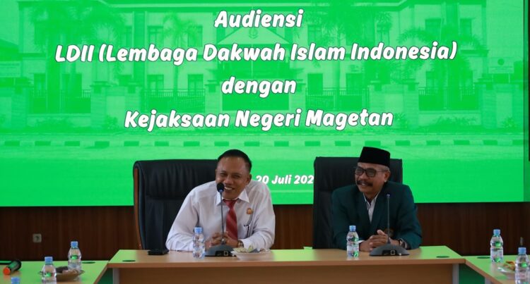 Kepala Kejaksaan Negeri Magetan Soekesto Ariesto kiri menerima audiensi DPD LDII Kabupaten Magetan di Gedung Serba Guna Kejari Magetan Senin 2072026 Foto LINES Magetan