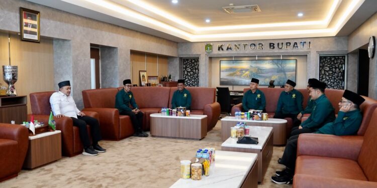 bupatipasuruanterimasilaturahimldii | LDII JAWA TIMUR upati Pasuruan Rusdi Sutejo menerima audiensi pengurus DPD LDII Kabupaten Pasuruan di Kantor Bupati Kamis 167 Foto LINES Pasuruan