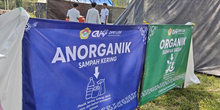 edukasipesertapermatacaitentangpilahsampah | LDII JAWA TIMUR Peserta PERMATA CAI menerapkan pemilahan sampah organik dan anorganik di area perkemahan sebagai bagian dari edukasi pengelolaan sampah yang diberikan DLH Banyuwangi Selasa 77 Foto LINES Banyuwangi